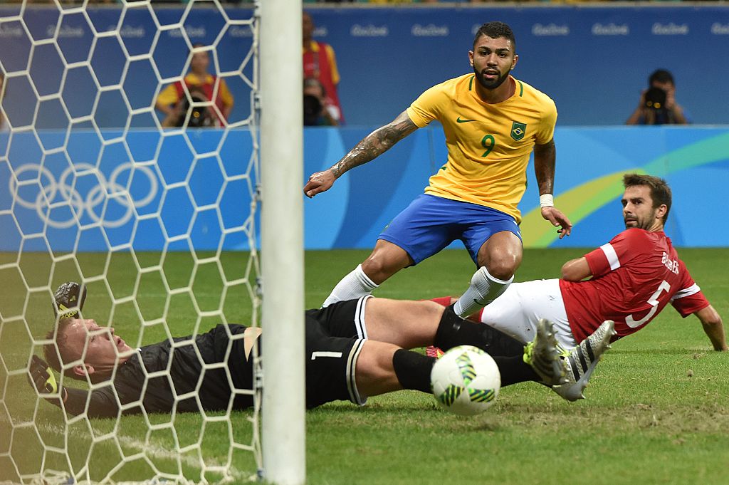 Gabigol de Brasil anota contra Dinamarca durante los Juegos Olímpicos Río 2016.(NELSON ALMEIDA / AFP / Getty Images)