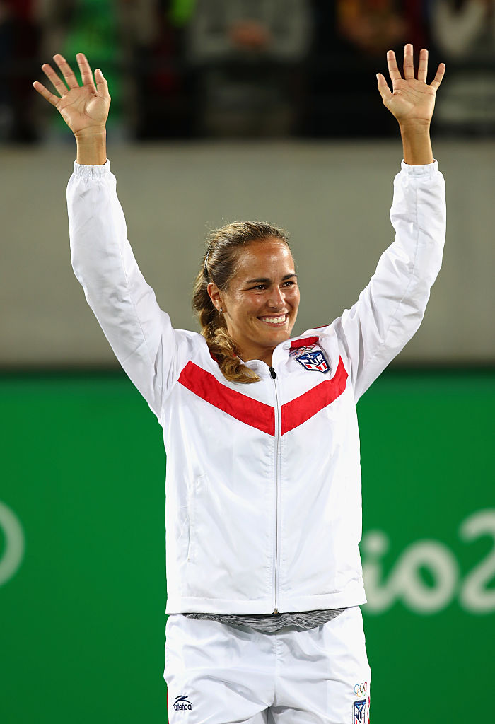 La medallista de oro Mónica Puig de Puerto Rico reacciona durante la ceremonia de medallas para singles en el Día 8 de los Juegos Olímpicos de Río 2016 en el Centro Olímpico de Tenis el 13 de agosto de 2016 en Río de Janeiro, Brasil. (Clive Brunskill / Getty Images)