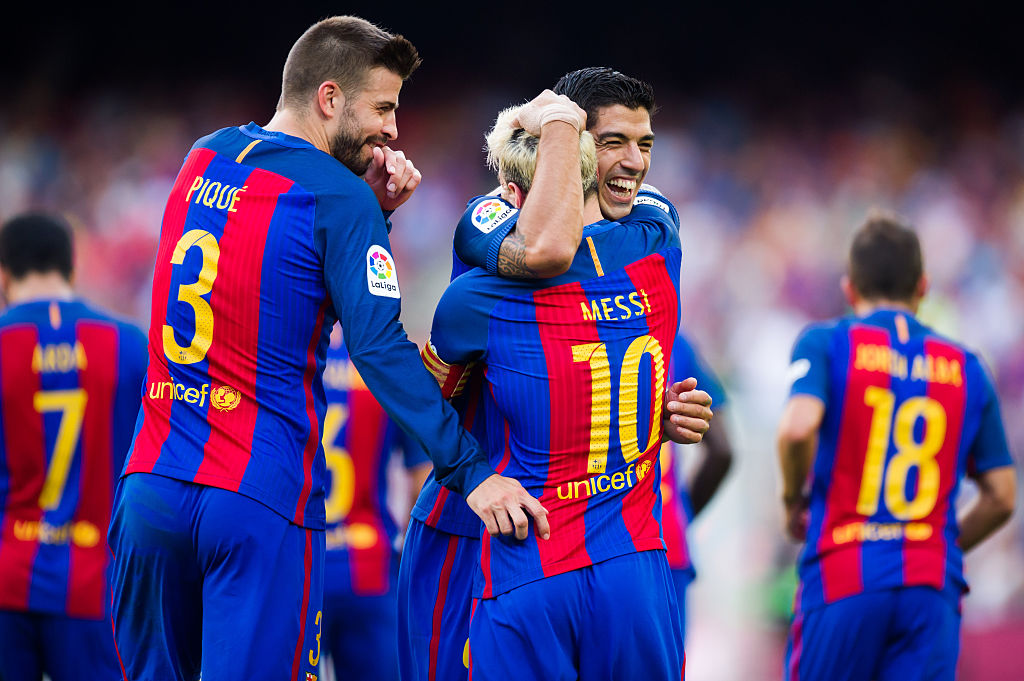 Luis Suárez (R) de FC Barcelona celebra con sus compañeros de equipo Lionel Messi (C) y Gerard Piqué (L) después de anotar el cuarto gol en el primer partido de La Liga entre FC Barcelona y el Real Betis. (Foto por Alex Caparros/Getty Images)