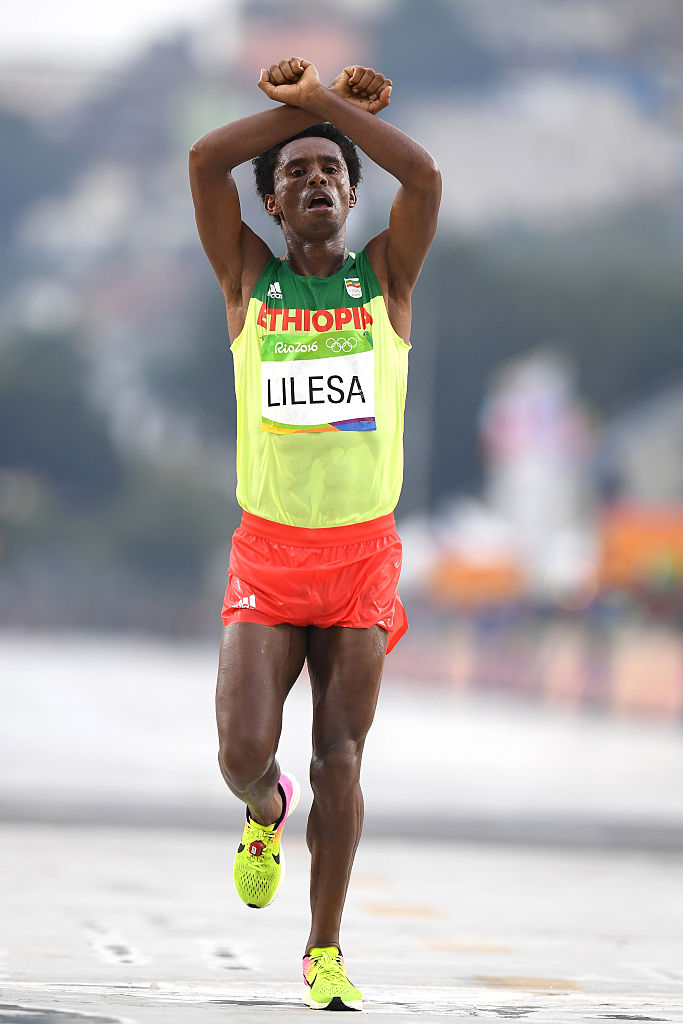 Feyisa Lilesa de Etiopía, en el Sambódromo en 21 de agosto de 2016 en Río de Janeiro, Brasil. (Foto por Matthias Hangst/Getty Images)