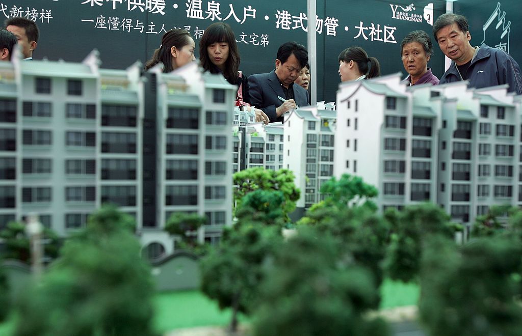 Los visitantes ven modelos de bloques de apartamentos de arquitectos durante la Feria Inmobiliaria  de Otoño en Xian de la provincia de Shaanxi , el 26 de octubre de 2007. (Fotos de China / imágenes Getty)