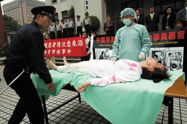 Recreación de la sustracción de órganos perpetrada en China.