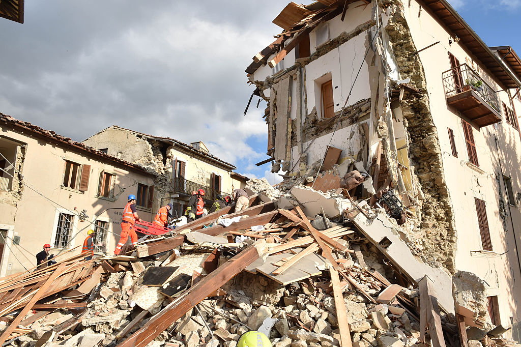 Rescatistas buscando sobrevivientes entre los escombros. Foto: Giusseppe Bellini/Getty Images