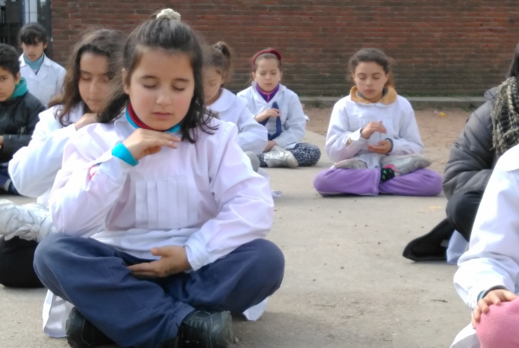 Alumnos de 6° grado de la Escuela primaria N° 97, “Federico García Lorca”, de Montevideo, Uruguay practicando la meditación (quinto ejercicio de Falun Dafa)