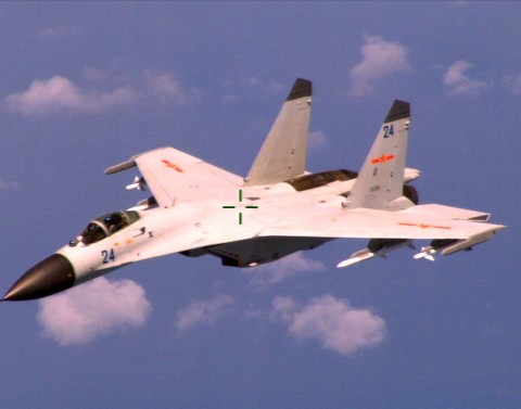 Un avión combatiente armado chino J-11, copia de 1992 del ruso Su-27, vuela cerca de un avión de patrulla estadounidense sobre el espacio aéreo del Mar de la China Meridional el 19 de agosto de 2014. (Foto de la Marina de EE. UU./Publicada)