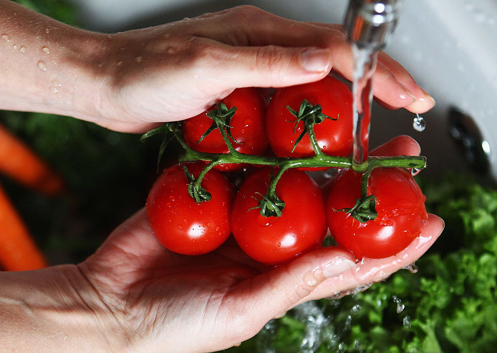 A pesar que las verduras cosechadas convencionalmente sean lavadas, los pesticidas agrotóxicos siguen permanenciendo en ellas. (Joern Pollex/Getty Images)