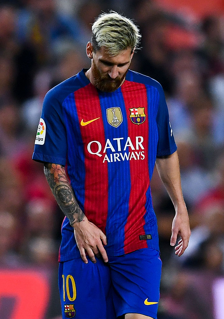 Lionel Messi se retira luego de una lesión durante el partido entre FC Barcelona y Atlético Madrid por La Liga en el Camp Nou del 21 de septiembre de 2016 en Barcelona, España.  (David Ramos/Getty Images)