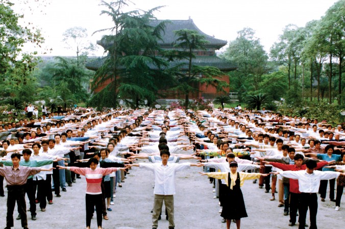 Practicantes de Falun Gong hacen los ejercicios en Chengdu, provincia de Sichuan en China antes de que la persecución comenzara en 1999. (Minghui) 
