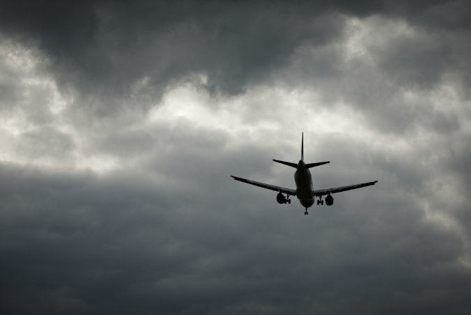 Imagen de un avión en una tormenta via Shutterstock