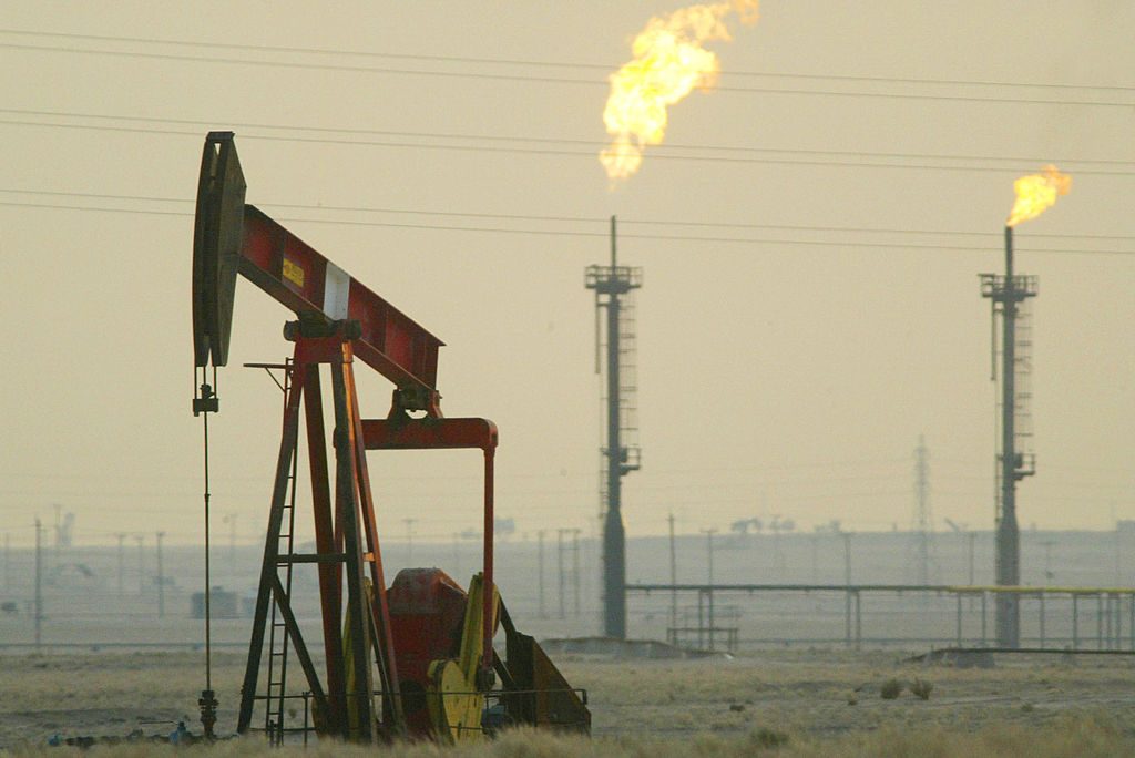 Los países de la OPEP han anunciado una baja en la producción diaria de petróleo, que afectará a la economía global. (Foto por Joe Raedle/Getty Images)