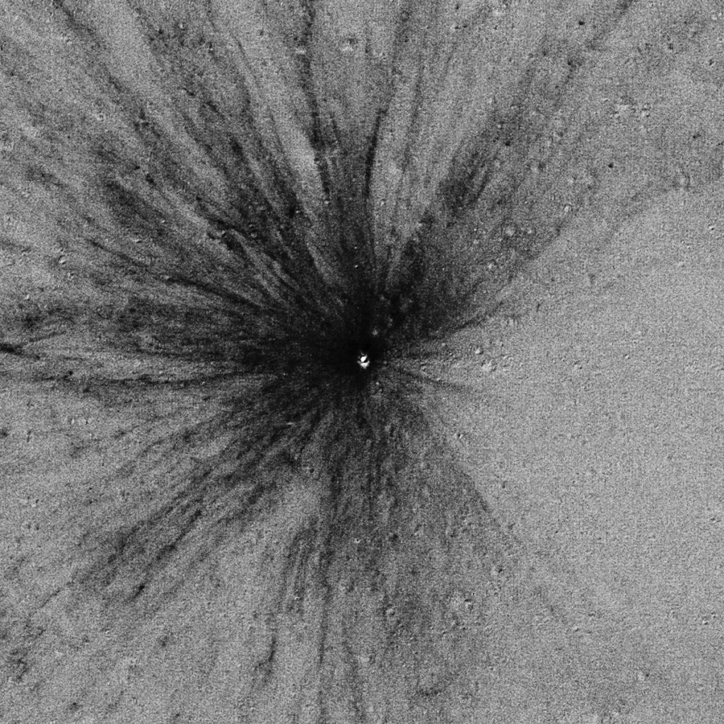 Cráter de impacto de meteorito en la Luna. de 12 etros de diámetro, ocurrido entre el 12 de octubre de 2012 y el 21 de abril de 2013, NASA/GSFC/Arizona State University)