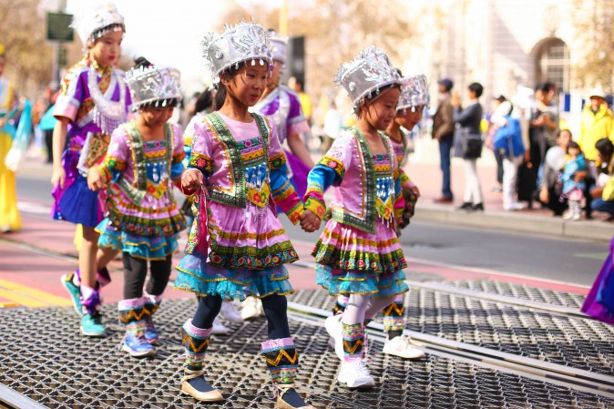 Los practicantes de Falun Dafa desfilaron con trajes típicos de distintos países y etnias de China. 