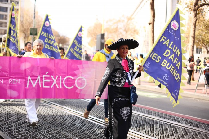 Practicantes de Falun Dafa de México participaron del desfile por las calles de San Francisco.