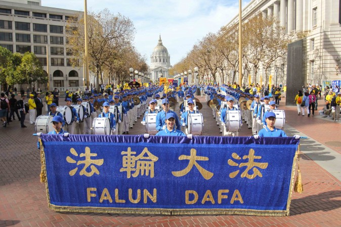 Más de 5.000 practicantes de Falun Gong desfilaron en San Francisco el 22 de octubre de 2016, presentando la disciplina y pidiendo el fin la persecución en China que comenzó el 20 de julio de 1999. (Benjamin Chasteen/La Gran Época)