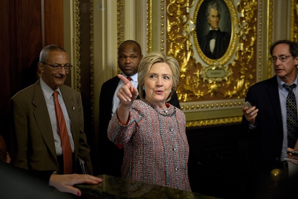 WikiLeaks filtró correos de campaña de Hillary Clinton, provenientes de John Podesta -detrás de Clinton- su jefe de campaña (Photo credit should read BRENDAN SMIALOWSKI/AFP/Getty Images)