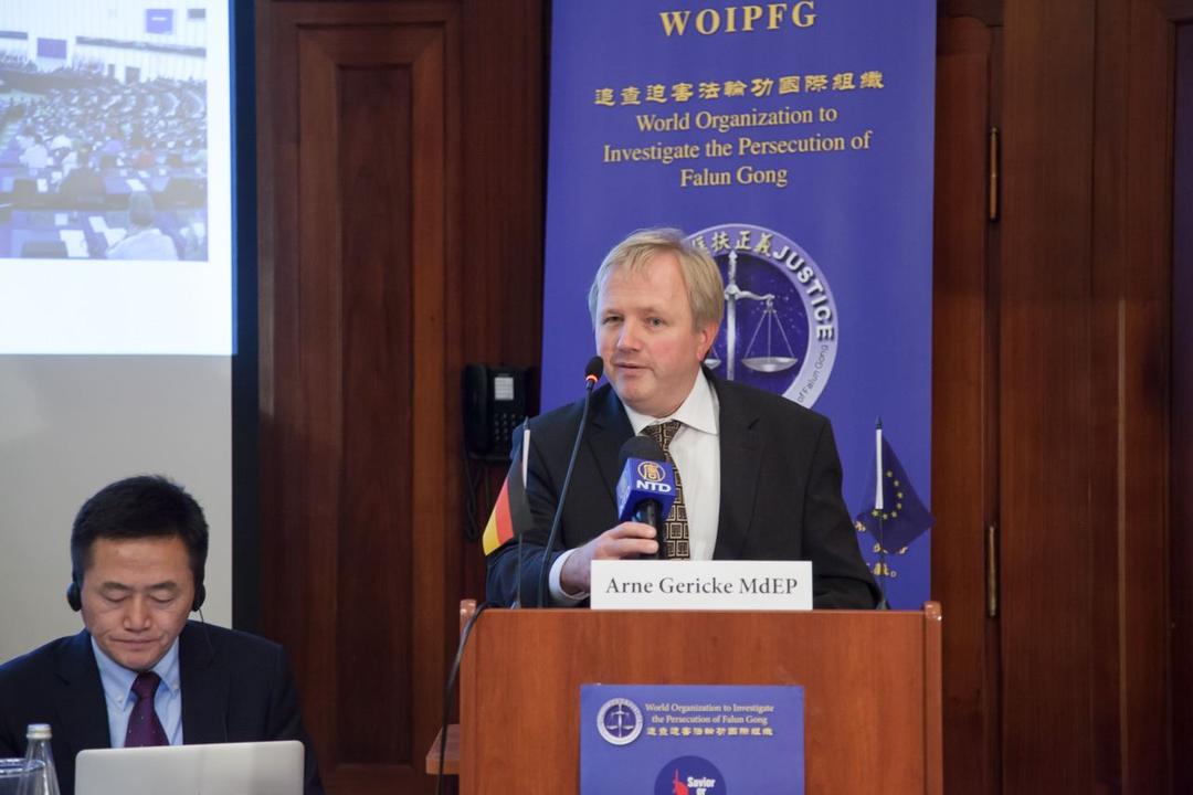 El eurodiputado Arne Gericke habló en Berlín el 28 de Octubre del 2016. (Jason Wang / La Gran Época)