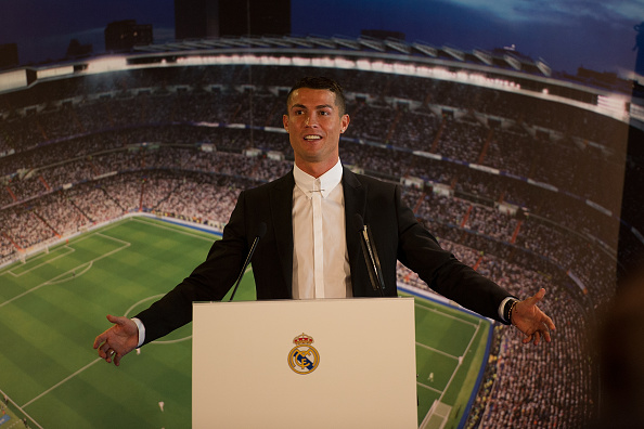 Cristiano Ronaldo en el Santiago Bernabeu firmando su contrato renovado hasta el 2021. (Denis Doyle/Getty Images)