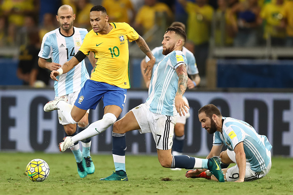 BELO HORIZONTE, BRAZIL - NOVEMBER 10: Neymar #10 of Brazil struggles for the ball with Nicolas Otamendi #17 of Argentina during a match between Brazil and Argentina as part of 2018 FIFA World Cup Russia Qualifier at Mineirao stadium on November 10, 2016 in Belo Horizonte, Brazil. (Photo by Buda Mendes/Getty Images)