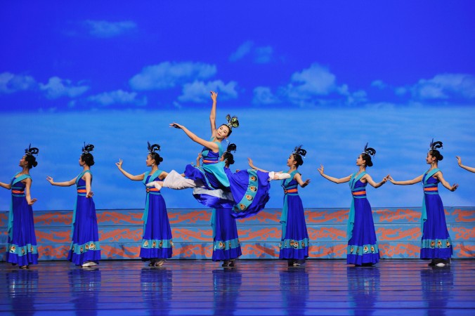 Bailarines de Shen Yun realizan una danza clásica china. (Cortesía de Shen Yun Performing Arts)