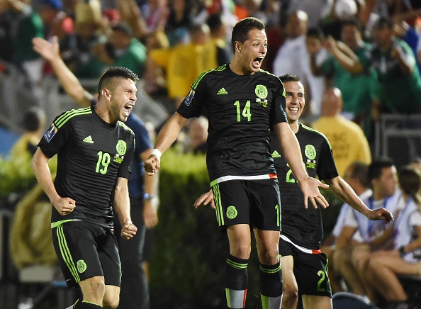 Oribe Peralta (Izq.), Javier Hernández (Cen.) y Paul Aguilar (Der.) de México festejan después de anotar un gol contra Estados Unidos durante la Copa de CONCACAF 2015. (MARK RALSTON / AFP / Getty Images)