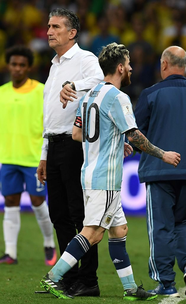 Lionel Messi de Argentina (Der.) pasa caminando por al lado de el técnico Edgardo Bauza luego de perder 3 a 0 frente a Brasil por las Eliminatorias para el Mundial Rusia 2018. (VANDERLEI ALMEIDA/AFP/Getty Images)