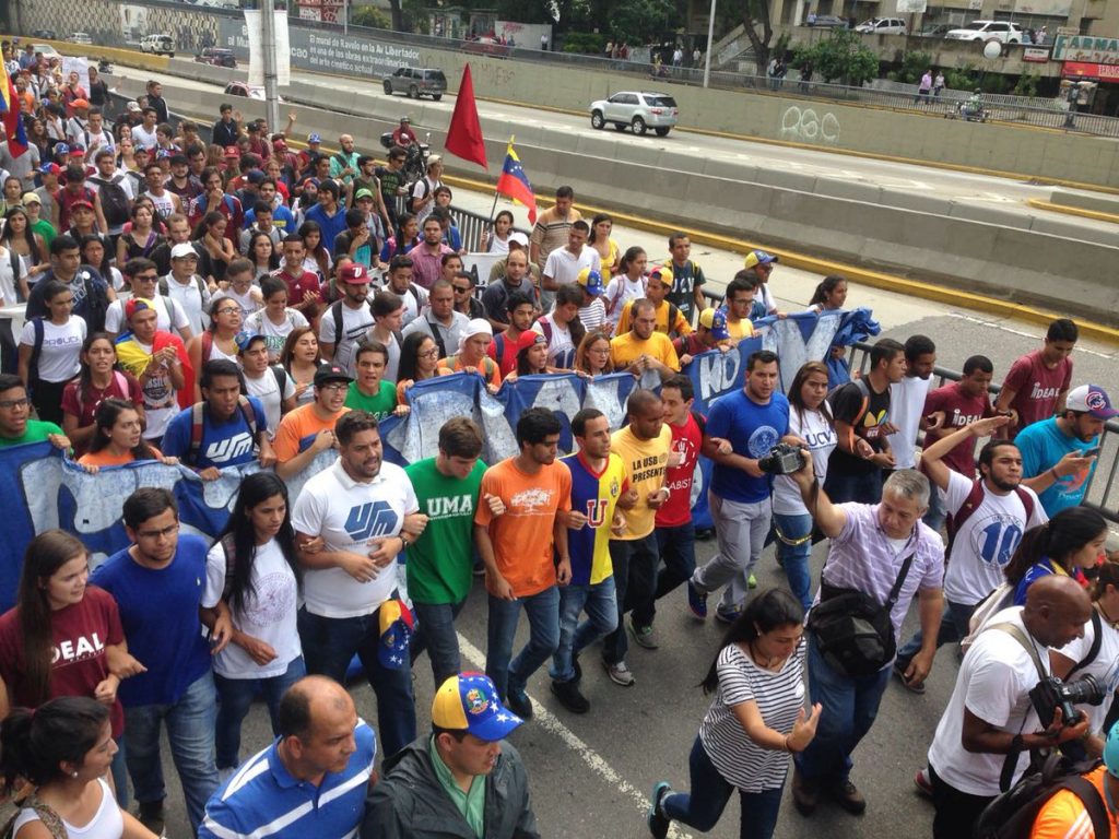 Estudiantes marchando en Venezuela en contra del gobierno de Maduro. Foto: Twitter @hasleriglesias