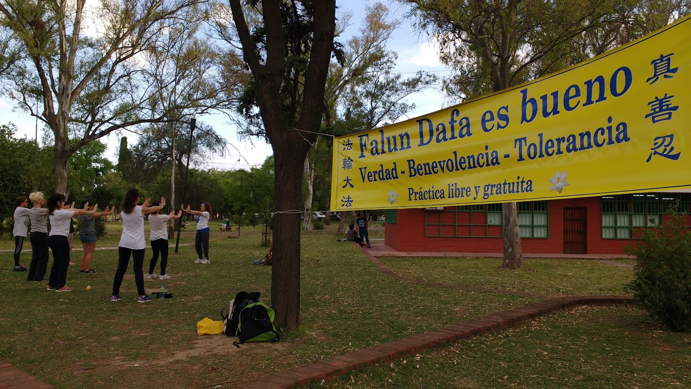 Práctica de Falun Dafa en Córdoba. (La Gran Época)