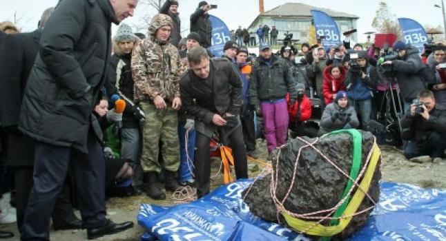 Meteorito de 570 kilogramos, parte del asteroide que impactó en Cheliabinsk el 15/2/2014. (Gobierno de Cheliabinsk)