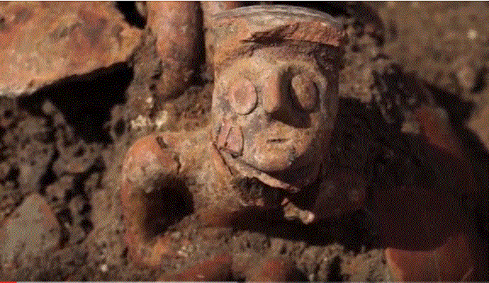 Arqueólogos descubren estatuilla apodada El Pensador de 4.000 años de antiguedad, en Israel. (Imagen de Video de Israel Antiquities Authority Official Channel.