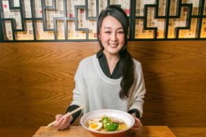 CiCi Li, conductora de “CiCi Food Paradise”, prepara el plato shoyu romano en el restaurante Rai Rai Ken (Benjamin Chasteen/La Gran Época)