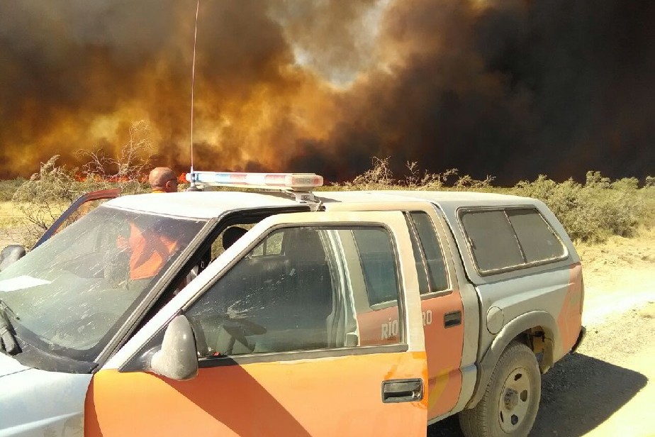 Camioneta del gobierno de la provincia de Río Negro en una de las zonas del incendio. (Gobierno de Río Negro)