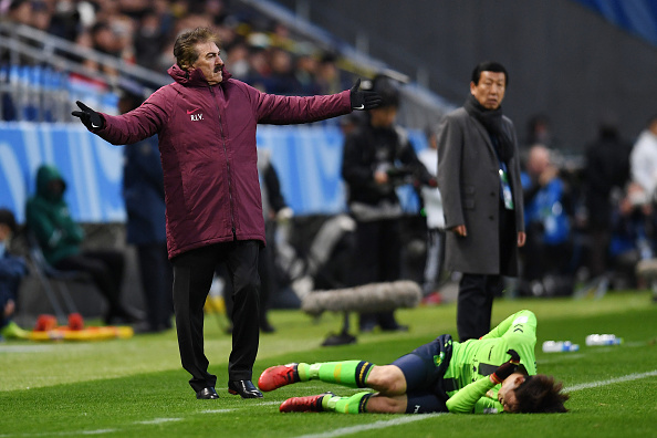SUITA, JAPAN - DECEMBER 11: Ricardo La Volpe head coach of Club America reacts during the FIFA Club World Cup quarter final match between Jeonbuk Hyundai Motors and Club America at Suita City Football Stadium on December 11, 2016 in Suita, Japan. (Photo by Atsushi Tomura/Getty Images)