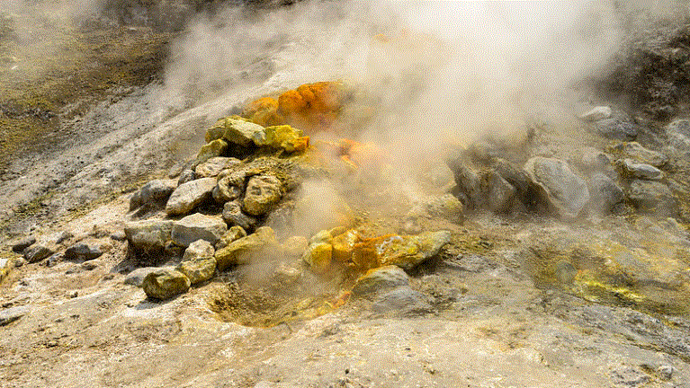 Caldera volcánica Campos Flegreos. Fumarola en la zona activa del Monte Pozzuolo. (Wikimedia)