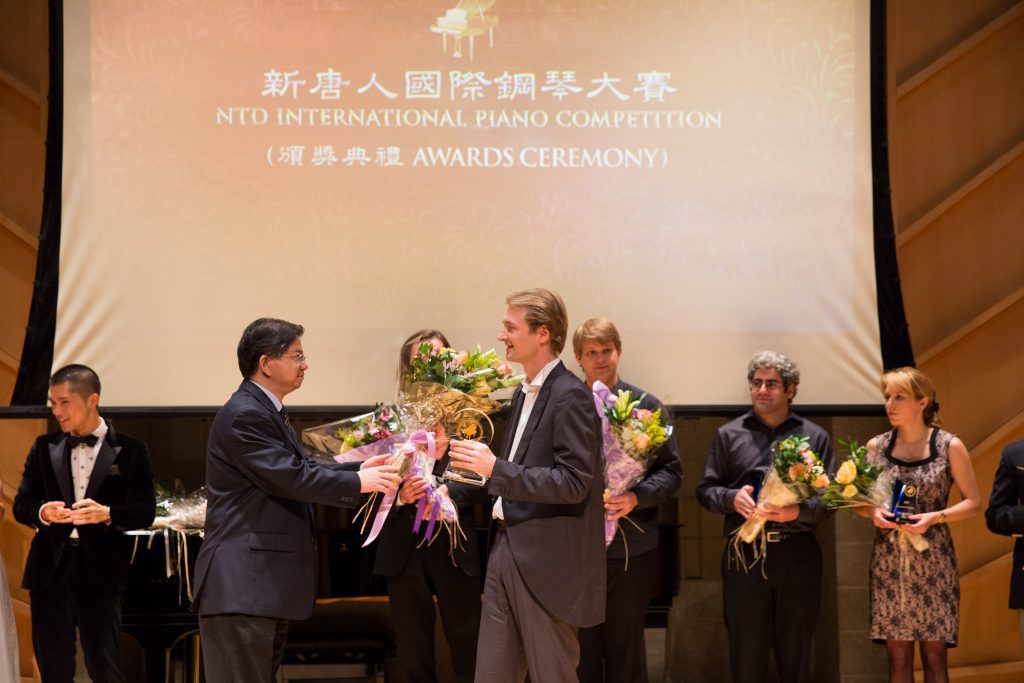 Premiación a Dmitri Levkovich, oro de la Competencia Internacional de Piano de NTD, (imagen NTDTV) 