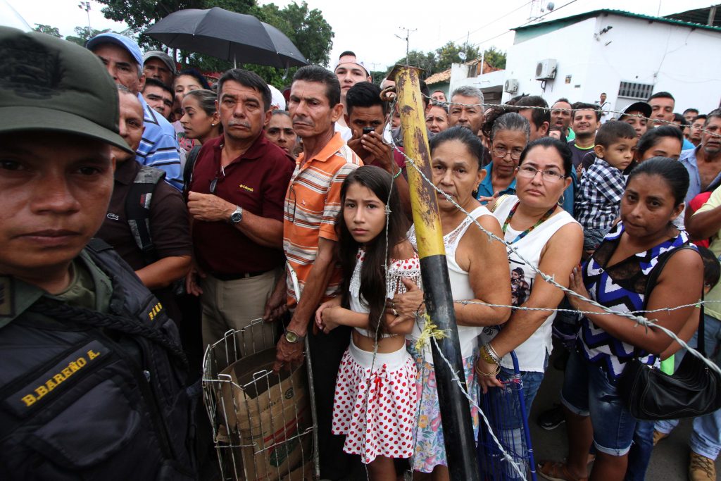 Gente esperando para cruzar por el Puente Internacional Francisco de Paula Santander, que conecta con Urena (Venezuela) con Cucuta (Colombia), durante el cierre de frontera dictado por el gobierno venezolano el 18 de diciembre. (Foto: GEORGE CASTELLANOS/AFP/Getty Images)