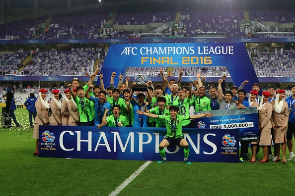 Jugadores del Jeonbuk celebran luego de ganar la AFC Champions Leagueen el Zayed Stadium en Al-Ain el 26 de noviembre de 2016. (NEZAR BALOUT/AFP/Getty Images)