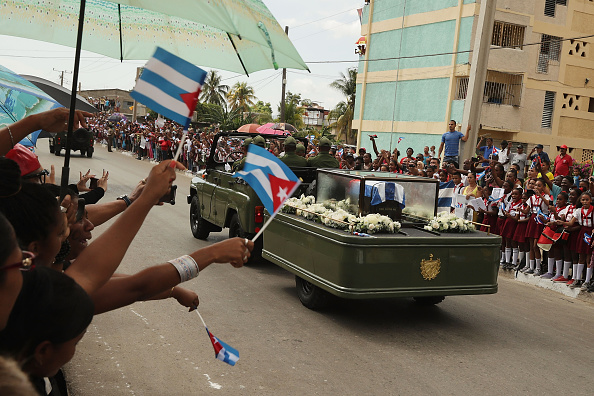 La caravana que transporta los restos de Fidel Castro, que murió el pasado viernes a los 90 años, salió de La Habana el 30 de noviembre y llegó este sábado a Santiago de Cuba. (Foto: Chip Somodevilla/Getty Images)