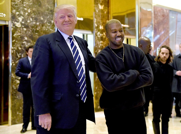 El presidente electo Donald Trump y el rapero Kanye West posan para la prensa luego de reunirse en la Trump Tower el 13 de diciembre, en Nueva York, Estados Unidos. (TIMOTHY A. CLARY/AFP/Getty Images)