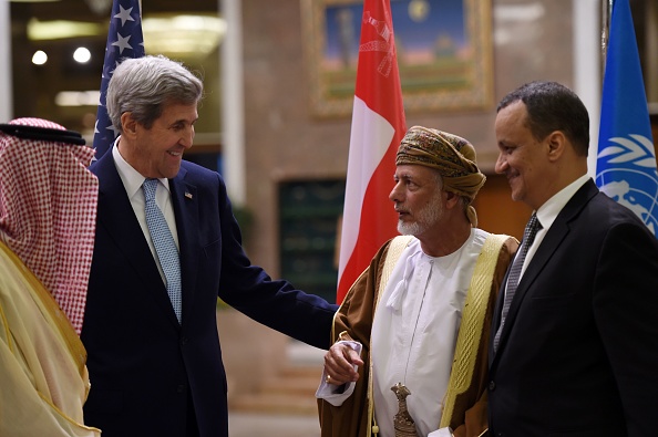 El Secretario de Estado de Estados Unidos, John Kerry, conversó con el Ministro de Relaciones Exteriores de Omán, Yusuf bin Alawi bin Abdullah y el enviado especial de la ONU a Yemen, Ismail Ould Cheikh Ahmed, durante una reunión del Cuarteto sobre la situación en Yemen. (Foto: FAYEZ NURELDINE/AFP/Getty Images)