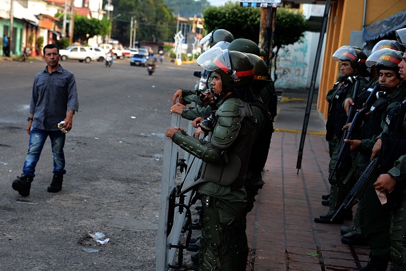Venezuela's National Guard soldiers patrol the streets of La Fria, Tachira state, Venezuela on December 18, 2016 to prevent further riots. With protests rocking his unpopular government, embattled President Nicolas Maduro delayed until January 2 taking Venezuela's highest denomination bill out of circulation. / AFP / George Castellanos (Photo credit should read GEORGE CASTELLANOS/AFP/Getty Images)