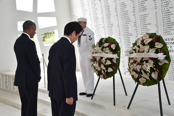 El presidente Barack Obama y el premier japonés Shinzo Abe depositan ofrendas florales a los héroes del ataque a Pearl Harbor en Honolulu, Hawái. (Foto: NICHOLAS KAMM/AFP/Getty Images)