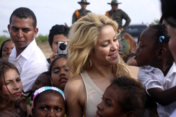 La cantante colombiana Shakira, colocando la piedra fundacional para una escuela en Cartagena de Indias, Colombia, el 11 de abril de 2011. El proyecto, impulsado por la fundación Pies Descalzos, tendrá una capacidad para 1.500 estudiantes (Foto: STR/AFP/Getty Images)