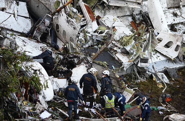 El equipo de rescate para recuperar los cuerpos del vuelo charteer de la aerolínea LAMIA, que se estrelló en Cerro Gordo, municipalidad de La unión, Medellín, el 29 de noviembre de 2016. El avión llevaba a los miembros del equipo de fútbol brasilero Chapeoense Real (Foto: RAUL ARBOLEDA/AFP/Getty Images)