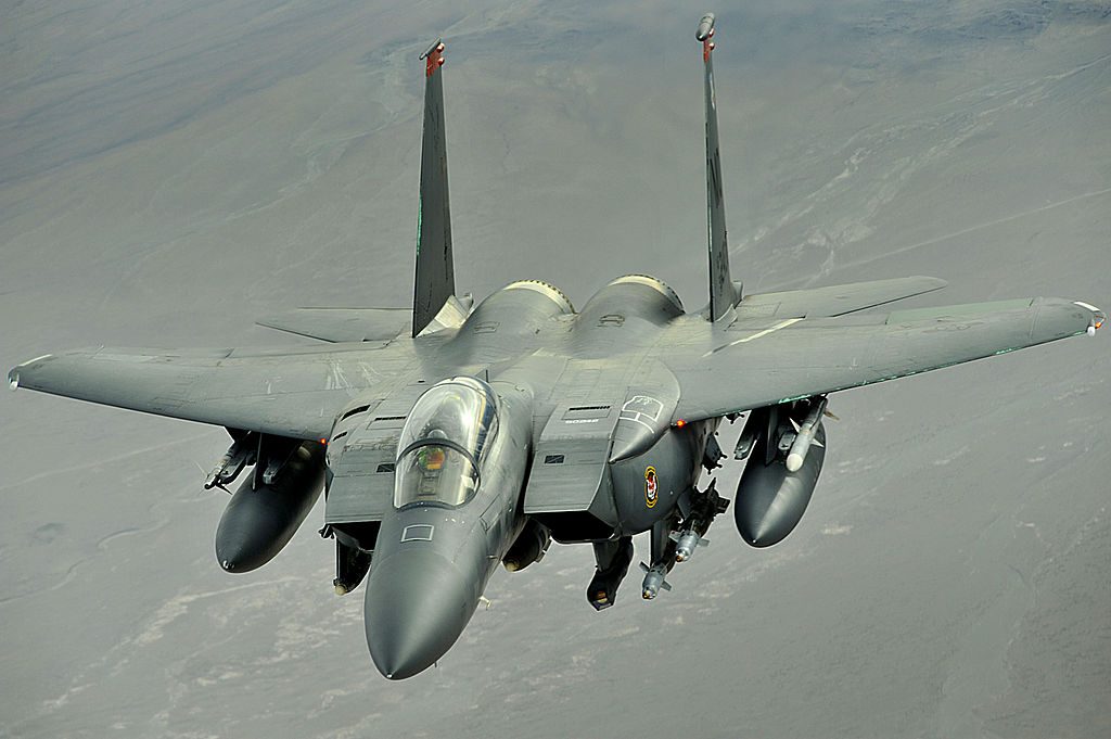 Un bombardero F-15E Strike Eagle en una misión sobre Afganistán en 2008. (Wikipedia)