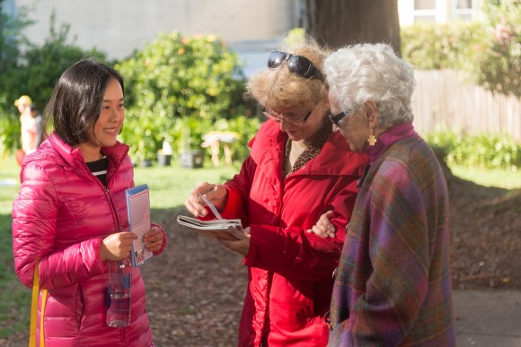 Ahora que vive en Estados Unidos, Peiqi Gu puede practicar abiertamente Falun Gong.  Su misión es contar a otros sobre los beneficios de Falun Gong, como se muestra aquí en un parque en San Francisco el 24 de octubre de 2016. (Cat Rooney/La Gran Época)