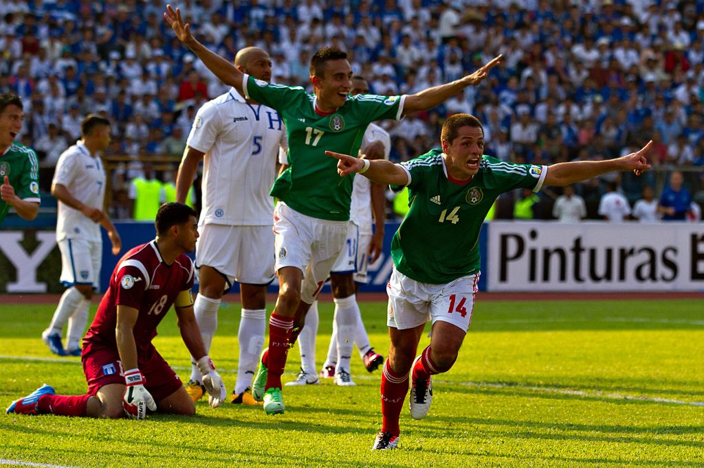 Javier "Chicharito" Hernández (Mex) festeja su segundo gol durante el partido del hexagonal final de la CONCACAF rumbo a Brasil 2014, entre las selecciones de Honduras y México, realizado en el estadio olimpico de San Pedro Sula. (Foto/Imago7/Etzel Espinosa)