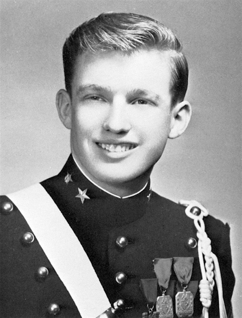 Trump fotografiado en 1964 como cadete de la NYMA (Wikimedia Commons)