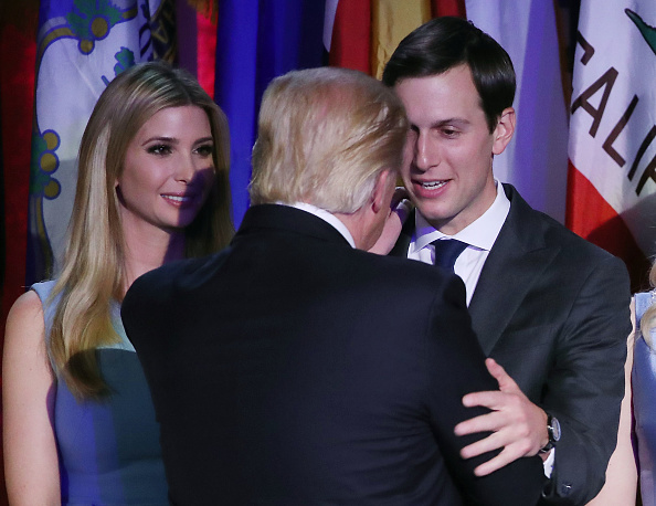 Jared Kushner junto a su esposa Ivanka y su suegro Donald Trump (Photo by Mark Wilson/Getty Images)