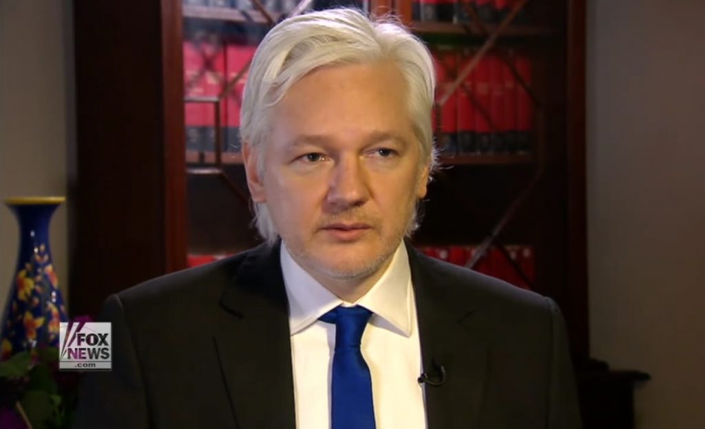 Julian Assange durante la entrevista con Fox News en la Embajada de Ecuador en Londres, Inglaterra. (Captura de vídeo)