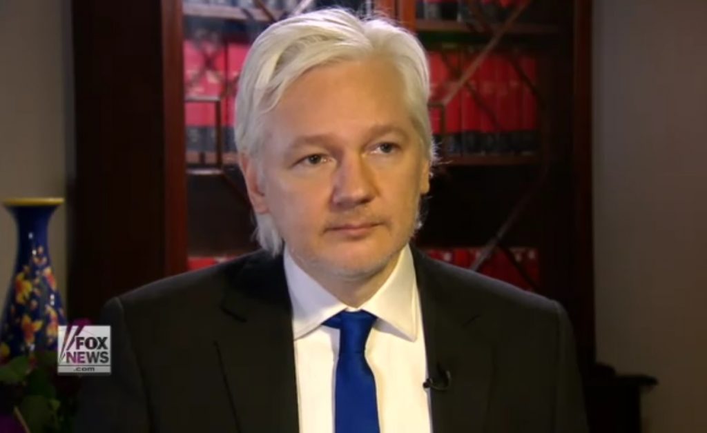 Julian Assange durante la entrevista con Fox News en la Embajada de Ecuador en Londres, Inglaterra. (Captura de vídeo)